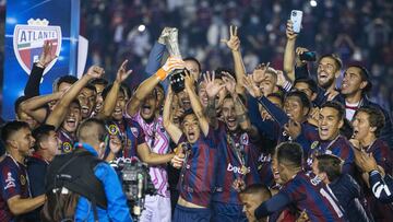 Jugadores del Atlante festejan levantando el trofeo de campe&oacute;n de la Liga de Expansi&oacute;n