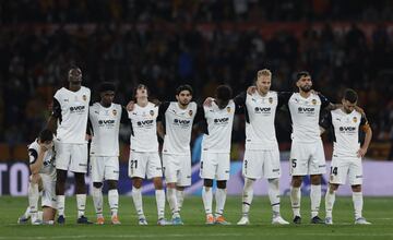 Los jugadores del Valencia esperan con tensión los lanzamientos de los penaltis.