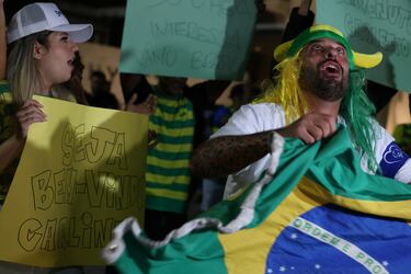 Seguidores de la selección brasileña de fútbol animan mientras esperan la llegada del ex técnico del Real Madrid a Río de Janeiro.