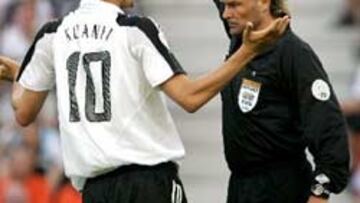 <B>PRECEDENTE</b>. En el partido Alemania-Holanda enseñó la tarjeta amarilla a dos jugadores germanos (Kuranyi y Ballack) y dos neerlandeses (Cocu y Stam).