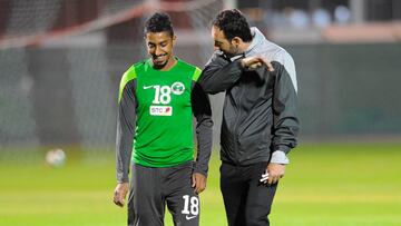 El español Sergio Piernas junto a Salem Al Dawsari, autor del 1-2 de Arabia Saudí ante Argentina.