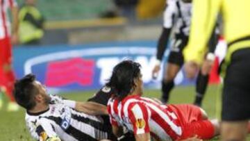 <b>LA LESIÓN. </b>Domizzi agarra a Falcao, quien cae en mala postura dejando su hombro izquierdo atrás. El colombiano sintió un dolor fuerte.