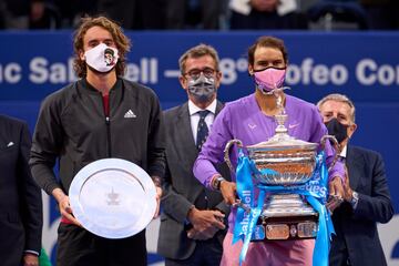 El principio de temporada había demostrado una cosa: batir a Tsitsipas en tierra batida sería tarea ardua. El ateniense exhibió un nivel superlativo entre Montecarlo y Barcelona que le condujo a la final del Conde de Godó tras encadenar nueve victorias consecutivas sin perder ningún set. Y ante eso, sólo podía aparecer el rey de la tierra batida, Rafa Nadal, para poner fin a semejante travesía. En una lucha titánica que se prolongó más allá de las tres horas y media, el balear selló su primer título de la temporada de forma épica: 6-4, 6-7 y 7-5.