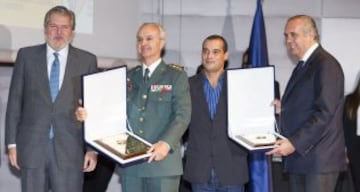 Íñigo Méndez de Vigo dando el premio a Pepe Sáez, presidente de la Federación Española de Baloncesto y al servicio de montaña de la Guardia Civil.