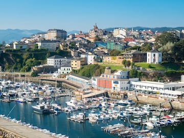 Una de las joyas de las Rías Altas. Este municipio goza de gran reconocimiento a nivel nacional e internacional gracias a su proximidad con la Playa de las Catedrales, uno de los arenales más bonitos del mundo. El centro histórico de Ribadeo está declarado Bien de Interés Cultural donde destacan la Torre dos Morenos o la Fuente de San Damián. 