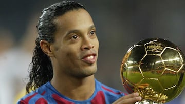 Ronaldinho con su Bal&oacute;n de Oro.