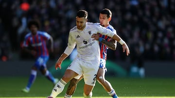 LONDON, ENGLAND - NOVEMBER 30: Diogo Dalot of Manchester United is challenged by Daniel Munoz of Crystal Palace during the Premier League match between Crystal Palace and Manchester United at Selhurst Park on November 30, 2025 in London, England. (Photo by Julian Finney/Getty Images)