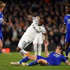 Luis Sinisterra anota ante Leicester, pero sale lesionado