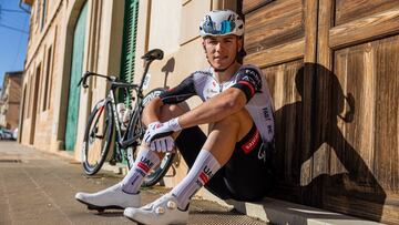 Marcos Freire, con los colores del UAE, posa para AS ayer en la salida de Ses Salines.