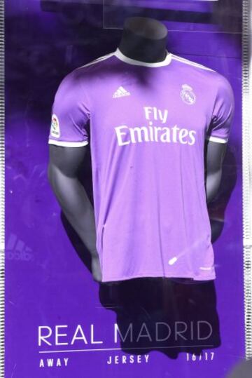 La segunda equipación del Real Madrid para la temporada 2016/2017.