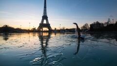 Alexandre Voyer entrena en la fuente de la la Plaza Trocadero. La temperatura del agua está a 1ºC.