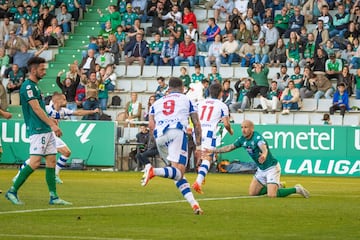 Juan Cruz celebra con Miguel de la Fuente el 1-2 en Ferrol. 