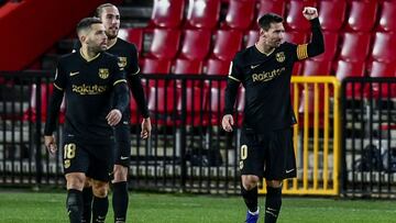 Messi celebra un gol en Los Cármes con Alba y Mingueza a su derecha.