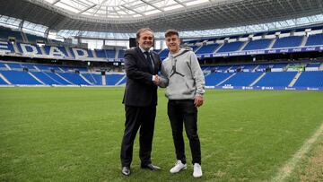 14/12/18 ANDER BARRENETXEA DE LA REAL SOCIEDAD CON EL PRESIDENTE JOKIN APERRIBAY
