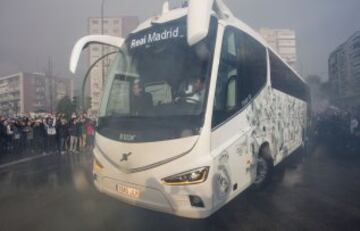 Impresionante recibimiento del autobús del Real Madrid antes de llegar al Santiago Bernabéu.