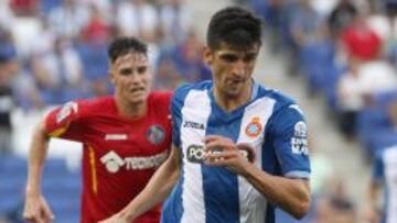 Carlos Vigaray, en segundo plano, durante el partido ante el Espanyol.