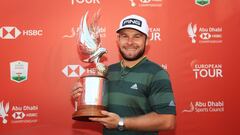 Tyrrell Hatton posa con el trofeo de ganador del torneo de Abu Dabi.