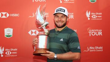 Tyrrell Hatton posa con el trofeo de ganador del torneo de Abu Dabi.