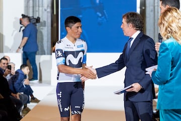 Nairo saluda a Pedro Delgado en la presentación del Movistar 2025 este mes de diciembre en Madrid