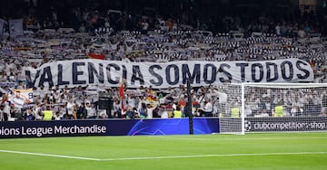 Los aficionados del Real Madrid con una pancarta 'Valencia somos todos' memoria de todas las víctimas a causa de la DANA .