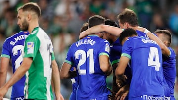 SEVILLA, 24/05/2023.- Los jugadores del Getafe celebran el primer gol del equipo madrileño durante el encuentro correspondiente a la jornada 36 de Primera División que disputan hoy miércoles frente al Betis en el estadio Benito Villamarín, en Sevilla. EFE/José Manuel Vidal
