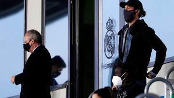 Florentino P&eacute;rez y Sergio Ramos, en las gradas del estadio Santiago Bernab&eacute;u.