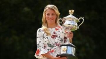 Angelique Kerber posa con el trofeo que la acredita como campeona del Abierto de Australia 2016.
