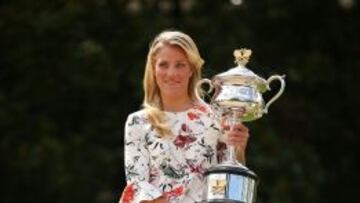 Angelique Kerber posa con el trofeo que la acredita como campeona del Abierto de Australia 2016.