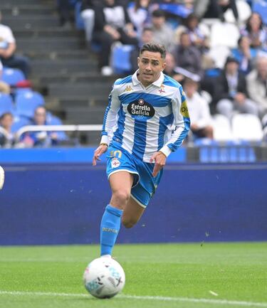 El mago del Deportivo sigue maravillando. Ante el Málaga se puso el mono de trabajo, por enésima vez, y marcó un golazo de bandera. Quiebro endiablado a su par y disparo desde el pico del área. El balón golpeó en el larguero antes de entrar. Media Europa le quiere y no es para menos.