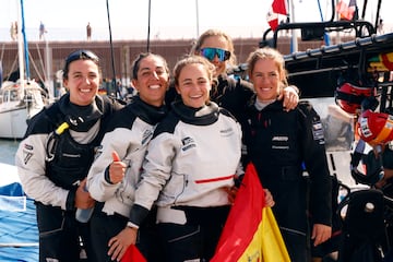 GRAFCAT9137. BARCELONA, 08/10/2024.- La tripulación del Sail Team BCN español celebra tras clasificarse como tercera del Grupo B para la Serie Final de la Puig Copa del América Femenina, en la estarán los seis mejores equipos de la competición. EFE/Quique García
