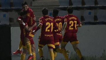 Los jugadores del Zaragoza acuden a felicitar a Iv&aacute;n Az&oacute;n, autor del primer gol.