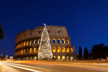 La "Ciudad Eterna" ofrece una experiencia navideña única, donde la fe, la tradición de los belenes (presepi) y la belleza barroca se fusionan con un ambiente festivo.