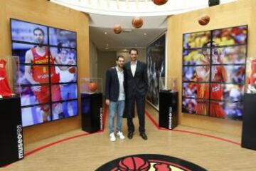 José Manuel Calderón junto al presidente de la Federación de baloncesto Jorge Garbajosa.