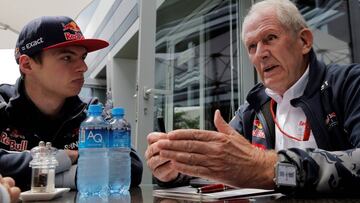 Max Verstappen junto a Helmut Marko durante el GP de Rusia.