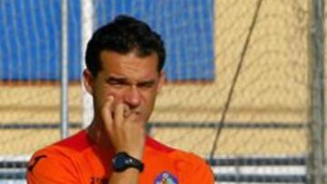 Luis García Plaza observa atentamente a sus jugadores en un entrenamiento.