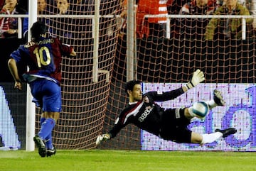 03/03/2007. Palop para un penalti a Ronaldinho en un partido Sevilla - Barcelona.