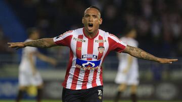 Jarlan Barrera celebrando el gol del triunfo de Junior ante Col&oacute;n de Santa Fe en el Metropolitano de Barranquilla por la ida de los octavos de final de Copa Sudamericana