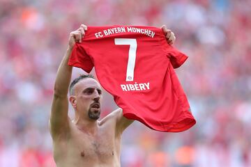 Algunos lo consiguieron y otros tuvieron que esperar, pero también ha habido futbolistas que, tras declararse en rebeldía, no lograron salir de sus clubes. Es el caso de Franck Ribéry. “Real Madrid o nada” llegó a declarar el entonces jugador del Bayern de Múnich en 2009, pero desde la directiva bávara, si bien no le impusieron ninguna sanción, estaban lejos de ceder a las presiones del francés: "No estamos para nada intranquilos, porque Ribéry se queda con nosotros". Este terminó jugando 10 temporadas más en Múnich.