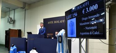 Puja por una camiseta de Maradona