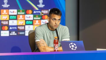 Lautaro Martínez atiende a la prensa en el Metropolitano.