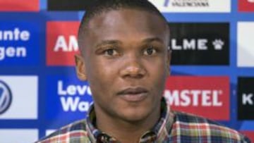 El centrocampista mozambiqueño Simao Mate muestra la camiseta del Levante UD durante su presentación.