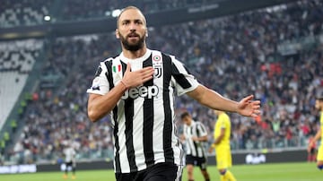 El Pipita nació en Brest, Francia cuando su padre era jugador de futbol profesional, pero a los 10 meses de nacido, se fue a Argentina, donde creció y se convirtió en jugador profesional. Así que Higuain pudo haber defendido a la selección gala, misma que rechazó en 2010 para inclinarse por la albiceleste.