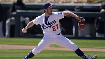 En el primer d&iacute;a de spring training en la Cactus League, el Cy Young de la Nacional en 2020 vio actividad por primera vez con la franela californiana.