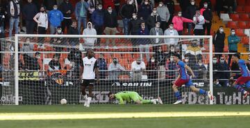 Pedri marca el 1-4 al Valencia. 