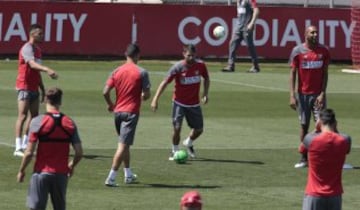 Los jugadores del Sevilla han entrenado antes de partir para Madrid donde disputarán este domingo la final de la Copa del Rey en el Vicente Calderón (21.30 h.) frente al Barcelona.