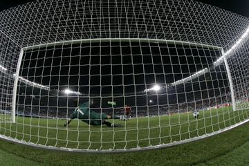 Fue el encargado de abrir el marcador en la tanda de penaltis frente a Italia en los cuartos de final de la Eurocopa 2008, en la que España ganó y pasó a semifinales. 