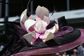 Aficionados a la h¨ªpica en el Churchill Downs de Kentucky durante la Kentucky Oaks.