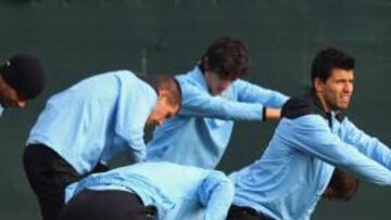 <b>ESPERA. </b>Agüero, entrenándose en la imagen, no sabe si será titular.