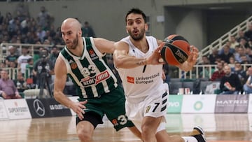 Facundo Campazzo supera a Nick Calathes durante el tercer partido de los cuartos de final de la Euroliga entre el Panathinaikos y el Real Madrid.