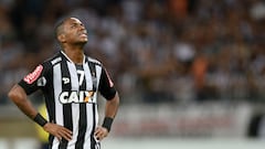 (FILES) Brazilian Atletico Mineiro player Robinho during their 2016 Libertadores Cup match at Mineirao Stadium in Belo Horizonte, Brazil on April 14, 2016. Former Manchester City and Real Madrid striker Robinho will serve a nine-year rape sentence, imposed on him by an Italian court, in Brazil, judges in Brasilia ruled on March 20, 2024. The court decided by nine votes to two in favor of an Italian request that Robinho be jailed in his home country after he was found guilty of taking part in the gang rape of an Albanian woman celebrating her 23rd birthday at a Milan nightclub in 2013. (Photo by DOUGLAS MAGNO / AFP)